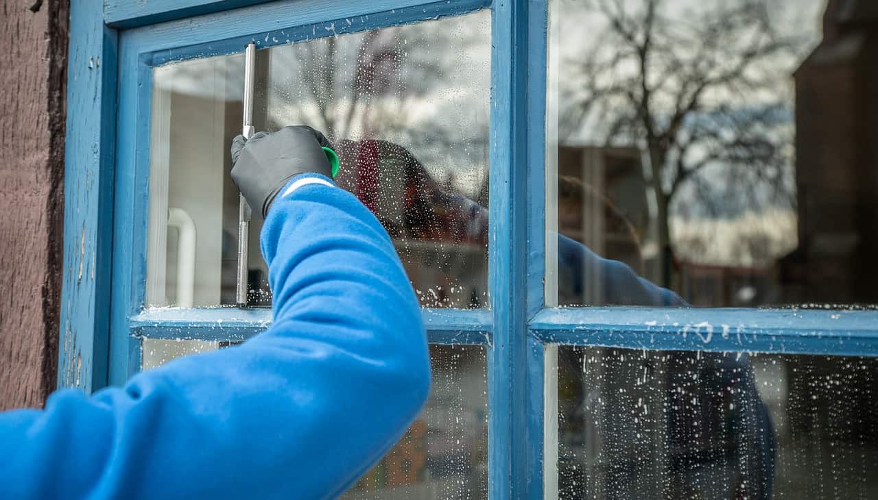 5 Quick Hacks To Clean Windows Conveniently